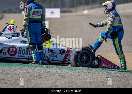 Salinas, CA, USA. Juni 2024. Die AMR Safety Crew arbeitet an der Unfallstelle durch STACHELN VON RAY ROBB (41) aus Payette, Idaho, als er während des Firestone Grand Prix von Monterey auf dem WeatherTech Raceway Laguna Seca in Salinas, CA. Eine Warnung vorbringt (Credit Image: © Walter G. Arce Sr./ASP Via ZUMA Press Wire) NUR REDAKTIONELLE VERWENDUNG! Nicht für kommerzielle ZWECKE! Stockfoto