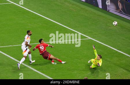 Frankfurt, Deutschland. Juni 2024. Dan Ndoye aus der Schweiz schiesst das Tor zum 1:0 fŸr sein Team UEFA EURO 2024 Gruppenspiel zwischen der Schweiz und Deutschland am 23. Juni 2024 in Frankfurt Arena. Vorrundenspiel Schweiz - Deutschland © diebilderwelt / Alamy Live News Credit: Diebilderwelt/Alamy Live News Stockfoto