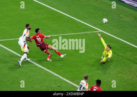 Frankfurt, Deutschland. Juni 2024. Dan Ndoye aus der Schweiz schiesst das Tor zum 1:0 fŸr sein Team UEFA EURO 2024 Gruppenspiel zwischen der Schweiz und Deutschland am 23. Juni 2024 in Frankfurt Arena. Vorrundenspiel Schweiz - Deutschland © diebilderwelt / Alamy Live News Credit: Diebilderwelt/Alamy Live News Stockfoto