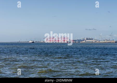 Liverpool, Merseyside, England, Vereinigtes Königreich - 15. Mai 2023: Der Containerterminal des Hafens von Liverpool und der Hochgeschwindigkeitskatamaran von der Isle of man kommen an Stockfoto