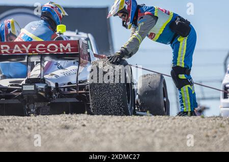 Salinas, CA, USA. Juni 2024. Die AMR Safety Crew arbeitet an der Unfallstelle durch STACHELN VON RAY ROBB (41) aus Payette, Idaho, als er während des Firestone Grand Prix von Monterey auf dem WeatherTech Raceway Laguna Seca in Salinas, CA. Eine Warnung vorbringt (Credit Image: © Walter G. Arce Sr./ASP Via ZUMA Press Wire) NUR REDAKTIONELLE VERWENDUNG! Nicht für kommerzielle ZWECKE! Stockfoto