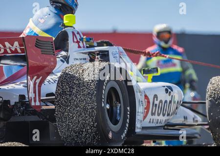 Salinas, CA, USA. Juni 2024. Die AMR Safety Crew arbeitet an der Unfallstelle durch STACHELN VON RAY ROBB (41) aus Payette, Idaho, als er während des Firestone Grand Prix von Monterey auf dem WeatherTech Raceway Laguna Seca in Salinas, CA. Eine Warnung vorbringt (Credit Image: © Walter G. Arce Sr./ASP Via ZUMA Press Wire) NUR REDAKTIONELLE VERWENDUNG! Nicht für kommerzielle ZWECKE! Stockfoto