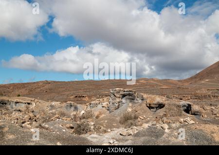 Naturpark mit verschiedenen Felsformationen, die durch Erosion entstanden sind. Auch Stratified City genannt. Blauer Himmel mit weißen Wolken im Winter. Teseguite, Lanzar Stockfoto