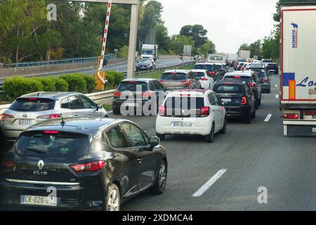 Menton, Frankreich - 12. Mai 2023: Eine lange Reihe von Autos auf einer französischen Autobahn, die auf eine Mautstelle warten. Die Fahrzeuge sind mehrspurig angeordnet, Stockfoto