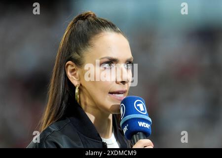 Die deutsche Fernsehmoderatorin Esther Sedlaczek während des Gruppenspiels der UEFA Euro 2024 in der Frankfurter Arena. Bilddatum: Sonntag, 23. Juni 2024. Stockfoto