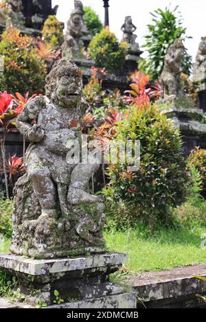 Steinstatue eines hinduistischen Gottes im Pura Besakih Muttertempel in Bali, Indonesien Stockfoto