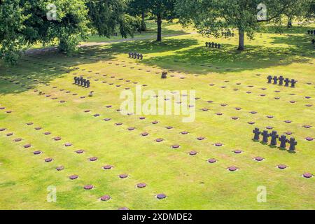 Ein ruhiger Blick aus der Luft auf den deutschen Militärfriedhof in der Normandie, Frankreich, mit Reihen von Grabsteinen und Grün. Stockfoto