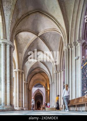 Historisches Inneres der Herrenabtei in der Kirche Saint Etienne in Caen, Normandie, Frankreich. Leute, die durch die großen gotischen Bögen laufen Stockfoto