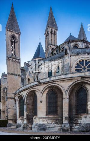 Ein atemberaubender Blick auf die historische Herrenabtei in Caen, Normandie, Frankreich während der blauen Stunde, mit seiner wunderschönen Architektur. Stockfoto