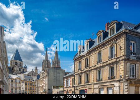 Wunderschönes historisches Abbaye-aux-Hommes Caen, Frankreich, Europa in Caen, Normandie, Frankreich. Klarer blauer Himmel und architektonischer Charme. Stockfoto