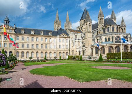 Blick auf das historische Rathaus und die Herrenabtei in Caen, Normandie, Frankreich an einem sonnigen Tag. Atemberaubende Architektur und wunderschöner Garten. Stockfoto