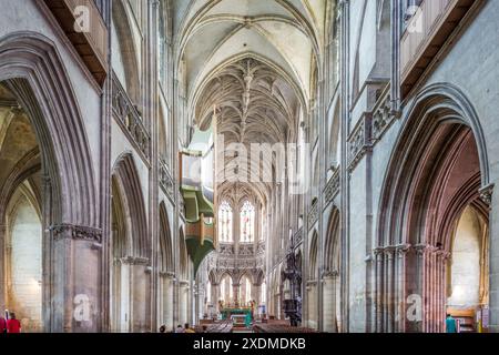 Atemberaubende architektonische Details des Innenraums von Eglise Saint Pierre in Caen in der Normandie, Frankreich. Stockfoto