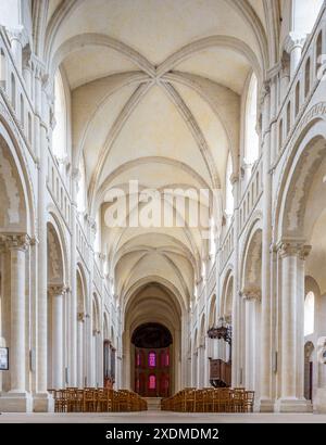 Herrliche architektonische Aufnahme des Innenraums der Abbaye aux Dames in Caen, Normandie, Frankreich, mit wunderschönen gewölbten Decken und Buntflecken der gla Stockfoto