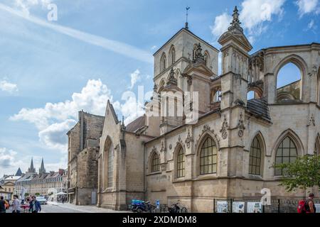 Ein wunderschöner Blick auf die Kirche Saint Sauveur in Caen, Normandie, Frankreich. Die historische gotische Architektur der Kirche hebt sich von der Brigade ab Stockfoto