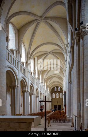 Foto des Innenraums von Abbaye Aux Dames in Caen, Normandie. Mit schöner Architektur, Bogendecken und einer ruhigen Atmosphäre. Stockfoto