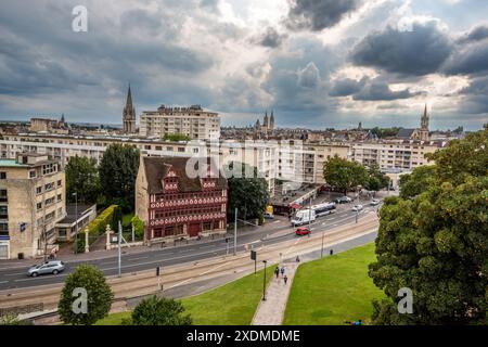 Ein atemberaubender Blick auf die Stadt Caen mit historischer Architektur, einschließlich des Maison des Quatrans, vom Schloss in der Normandie, Frankreich. Stockfoto