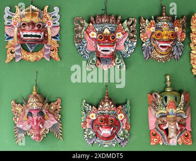 Traditionelle balinesische Maske geschnitzt und bemalt zum Verkauf in einem Marktstand Stockfoto