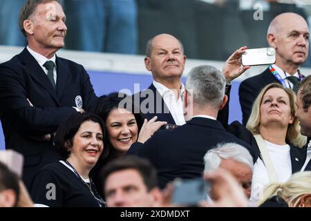 Bundeskanzler Olaf Scholz, Bernd Neuendorf, Hans Joachim Watzke. Aussenministerin Annalena Baerbock und Innenministerin Faeser machen Selfies GER, Schweiz (SUI) vs. Deutschland (DEU), Fussball Europameisterschaft, UEFA EURO 2024, Gruppe A, 3. Spieltag, 23.06.2024 Foto: Eibner-Pressefoto/Roger Buerke Stockfoto