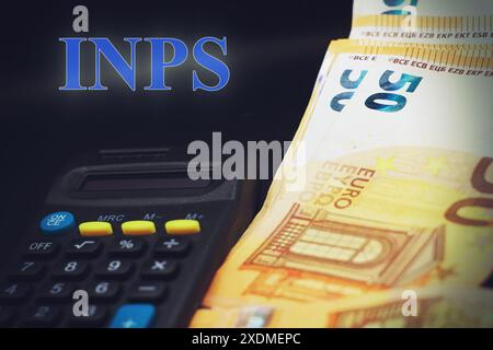 Florenz, Italien, 23. Juni 2024: Taschenrechner mit Banknoten und dem Text „INPS“, auch bekannt als Istituto Nazionale della Previdenza Sociale, was Natio bedeutet Stockfoto