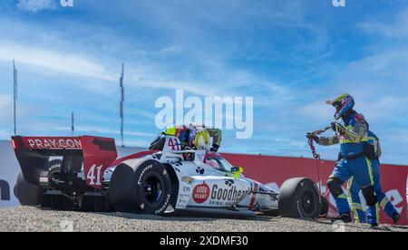 Salinas, CA, USA. Juni 2024. Die AMR Safety Crew arbeitet an der Unfallstelle durch STACHELN VON RAY ROBB (41) aus Payette, Idaho, als er während des Firestone Grand Prix von Monterey auf dem WeatherTech Raceway Laguna Seca in Salinas, CA. Eine Warnung vorbringt (Credit Image: © Walter G. Arce Sr./ASP Via ZUMA Press Wire) NUR REDAKTIONELLE VERWENDUNG! Nicht für kommerzielle ZWECKE! Stockfoto