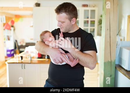 Vater hält sein neugeborenes Baby. Bedingungslose väterliche Liebe, Vatertag-Konzept. Stockfoto