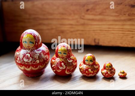 Ein Set aus fünf alten russischen Nistpuppen oder Matrjoschka aus Holz, rot und weiß lackiert. Der kleinste ist nur etwa einen halben Zentimeter hoch. Stockfoto