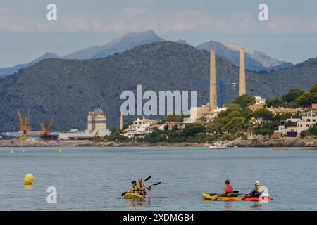 Eine Gruppe von Kanufahrern, die entlang der Küste von Alcanada, Alcudia, segeln. Mallorca, Balearen, Spanien. Stockfoto