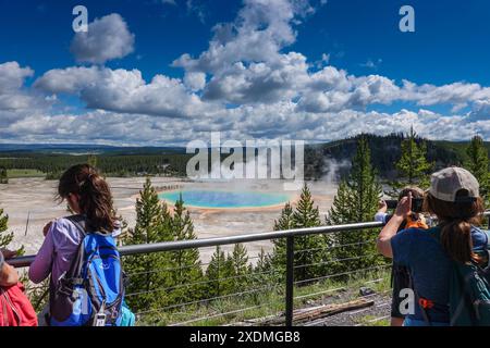 Besucher des Grand Prismatic Spring Overlook, des Midway Geyser Basin, des Yellowstone National Park in Wyoming, USA Stockfoto