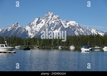 Colter Bay Village Marina Dock am Jackson Lake mit den schneebedeckten Grand Teton Bergen im Hintergrund im Grand Teton National Park, Wyoming Stockfoto