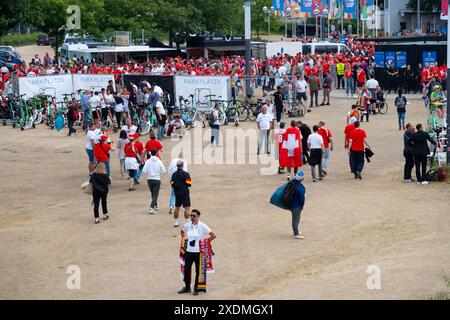 Fußballfans, Zuschauer, Fans in bunten Deutschland und der Schweiz Flaggen in der Nähe des Stadions vor dem Europameisterspiel Euro 2024, Frankfurt– Stockfoto