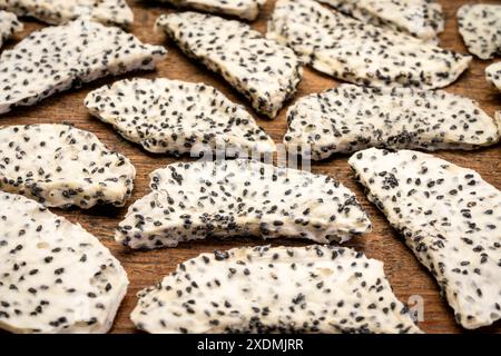 Scheiben getrockneter weißer Drachenfrüchte gegen rustikales verwittertes Holz Stockfoto