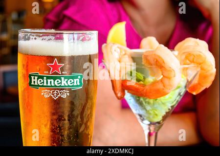 Ein Glas Heineken-Bier trinken Stockfoto