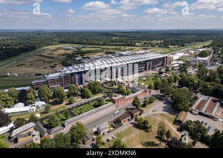 Luftaufnahme der Haupttribüne von Ascot Racecourse, Berkshire, Großbritannien. Stockfoto