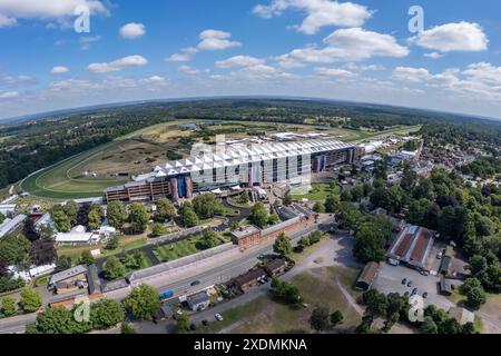 Weitwinkelansicht der Haupttribüne von Ascot Racecourse, Berkshire, Großbritannien. Stockfoto