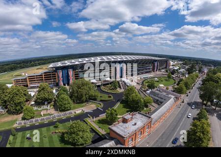 Weitwinkelansicht der Haupttribüne von Ascot Racecourse, Berkshire, Großbritannien. Stockfoto