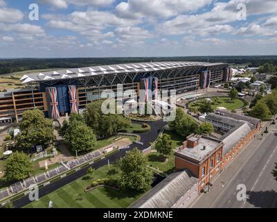 Luftaufnahme der Haupttribüne von Ascot Racecourse, Berkshire, Großbritannien. Stockfoto