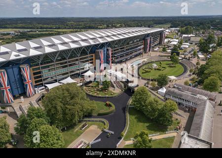 Luftaufnahme der Haupttribüne von Ascot Racecourse, Berkshire, Großbritannien. Stockfoto