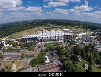 Weitwinkelansicht der Haupttribüne von Ascot Racecourse, Berkshire, Großbritannien. Stockfoto