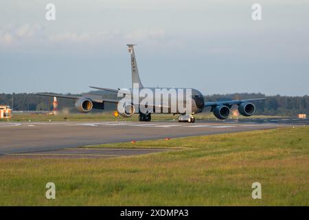 63-8878: USAF Boeing KC-135 Stratotanker Taxifahrt bei RAF Mildenhall, Suffolk, Großbritannien Stockfoto