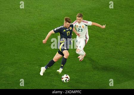 Schottlands Stuart Armstrong (links) und Ungarns Kevin Csoboth kämpfen während des Gruppenspiels der UEFA Euro 2024 in der Stuttgart Arena um den Ball. Bilddatum: Sonntag, 23. Juni 2024. Stockfoto