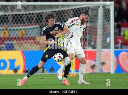 Der schottische Jack Hendry und der ungarische Martin Adam kämpfen während des Gruppenspiels der UEFA Euro 2024 in der Stuttgart Arena um den Ball. Bilddatum: Sonntag, 23. Juni 2024. Stockfoto