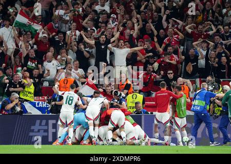 Der ungarische Kevin Csoboth feiert mit seinen Teamkollegen, nachdem er beim Gruppenspiel der UEFA Euro 2024 in der Stuttgarter Arena das erste Tor des Spiels erzielt hat. Bilddatum: Sonntag, 23. Juni 2024. Stockfoto