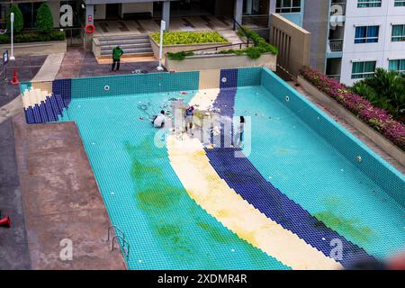 Beschädigter Swimmingpool auf dem Wohneigentum. Reinigung und Reparatur von Fliesen. Pattaya, Thailand - 01.23.2024 Stockfoto