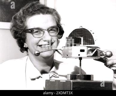 Nancy Grace Roman (1925–2018) US-amerikanische Astronomin die erste weibliche Führungskraft der NASA (mit einem Modell des umkreisenden Sonnenobservatoriums) Stockfoto