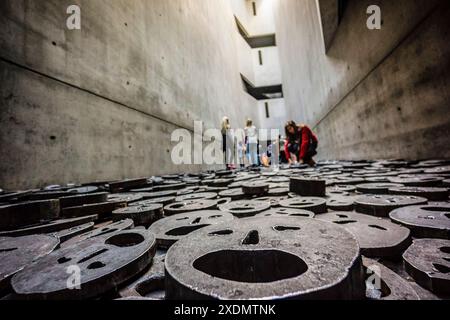 Shalechet, -gefallene Blätter-, Künstlerinstallation von Menashe Kadischman, Berliner Jüdisches Museum, entworfen vom polnischen Architekten Daniel Libeskinds , Berlin, Deutschland, Europa. Stockfoto