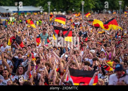 Stuttgart, Deutschland. Juni 2024. Fußball: Europameisterschaft, öffentliche Sicht Deutschland - Schweiz. Zahlreiche Deutschland-Fans jubeln beim öffentlichen Besuch auf dem Schlossplatz. Quelle: Christoph Schmidt/dpa/Alamy Live News Stockfoto