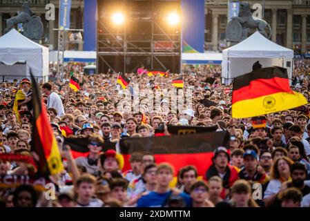 Stuttgart, Deutschland. Juni 2024. Fußball: Europameisterschaft, öffentliche Sicht Deutschland - Schweiz. Zahlreiche Deutschland-Fans treffen sich auf dem Schlossplatz zur öffentlichen Betrachtung. Quelle: Christoph Schmidt/dpa/Alamy Live News Stockfoto