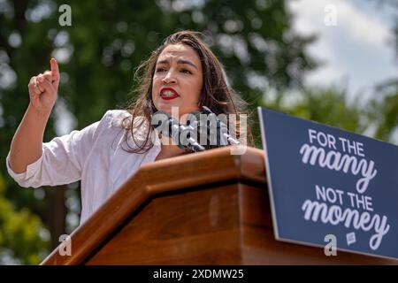 NEW YORK, NEW YORK – 22. JUNI: Alexandria Ocasio-Cortez, D-N.Y., spricht am Wochenende vor dem New York Democratic Primary St. Mary's Park am 22. JUNI 2024 im Stadtteil Bronx von New York City. (Foto: Michael Nigro/SIPA USA) Credit: SIPA USA/Alamy Live News Stockfoto