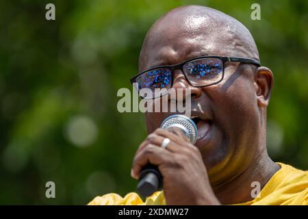 NEW YORK, NEW YORK – 22. JUNI: Jamaal Bowman (D-NY) spricht am Wochenende vor dem New York Democratic Primary St. Mary's Park am 22. JUNI 2024 im New Yorker Stadtteil Bronx. (Foto: Michael Nigro/SIPA USA) Credit: SIPA USA/Alamy Live News Stockfoto