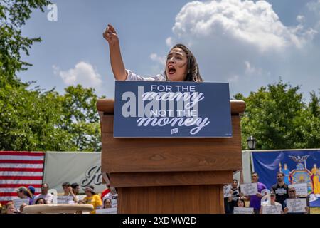 NEW YORK, NEW YORK – 22. JUNI: Alexandria Ocasio-Cortez, D-N.Y., spricht am Wochenende vor dem New York Democratic Primary St. Mary's Park am 22. JUNI 2024 im Stadtteil Bronx von New York City. (Foto: Michael Nigro/SIPA USA) Credit: SIPA USA/Alamy Live News Stockfoto